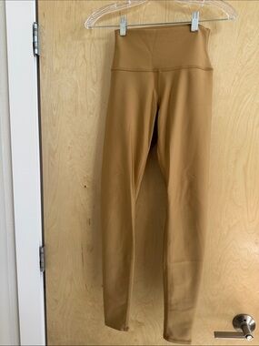 Alo High-Waist Leggings in Gold Size Small